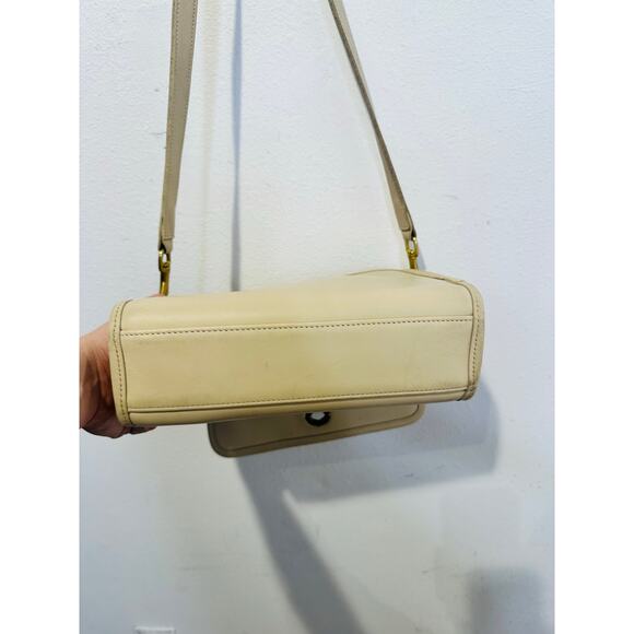 Vintage COACH 9870 Ivory Leather Court Brass Turn Lock Crossbody Strap Bag - Picture 3 of 13